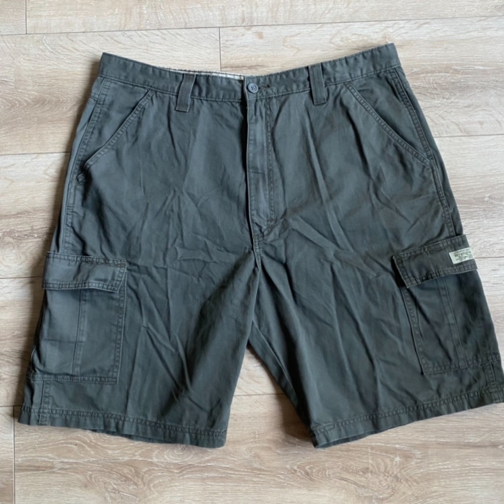 Vintage Wrangler cargo style shorts size 38 100% cotton